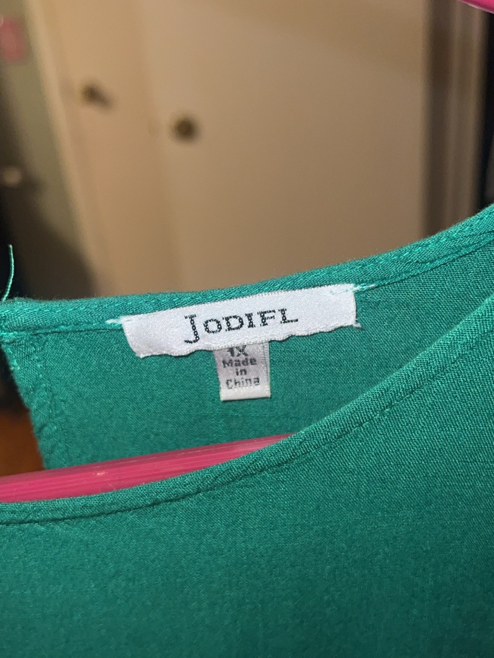 JODIFL Green Ruffle Tiered Short Sleeve Women's Top - Picture 2 of 2